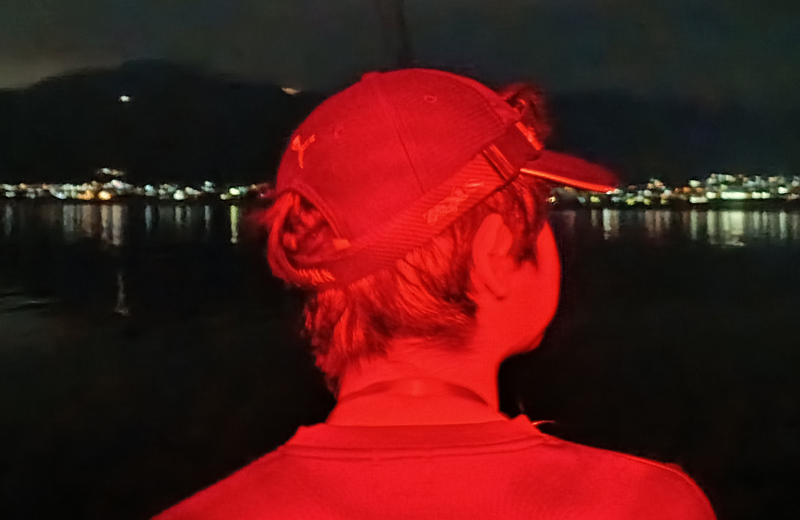 琵琶湖の夜景を見ながらバス釣りをする甥っ子