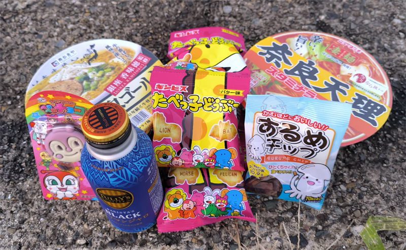 aolyさんへの差し入れとして用意した飲み物やお菓子、アンパンマンのペロペロチョコ