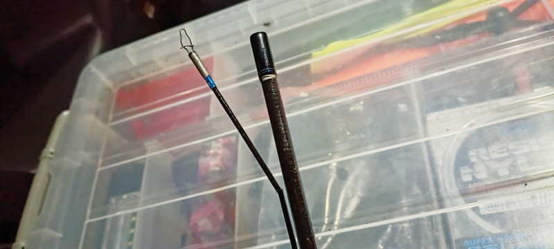 飛んできたエギが直撃して折れてしまったエギングロッドの穂先