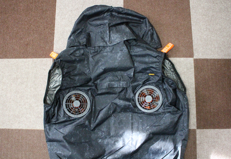 AC2094HB背面の肩甲骨付近に配置されたハイバックファン